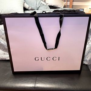 Gucci shopping bag. Box tie included